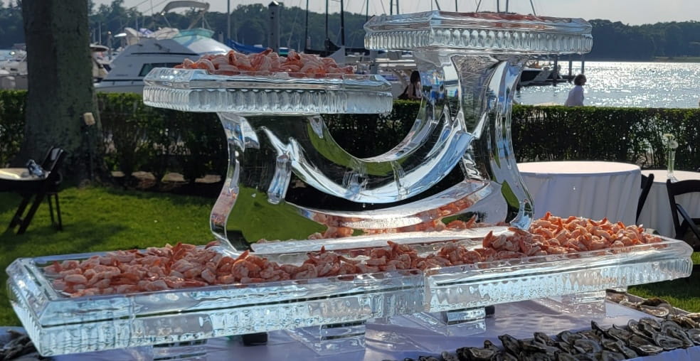 Curved wave-shaped decorative ice sculpture