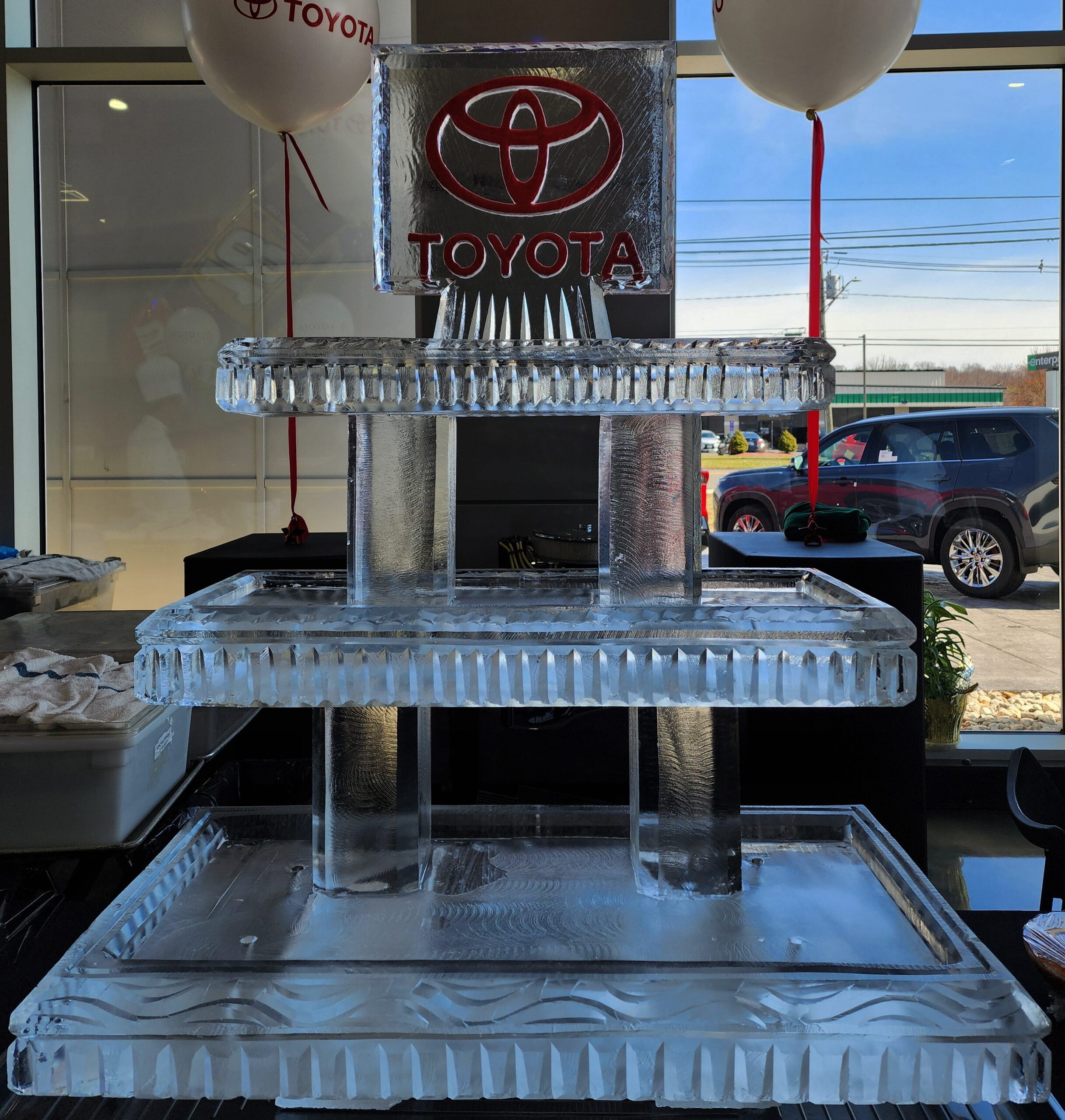 Tiered ice buffet display with beverage shelf