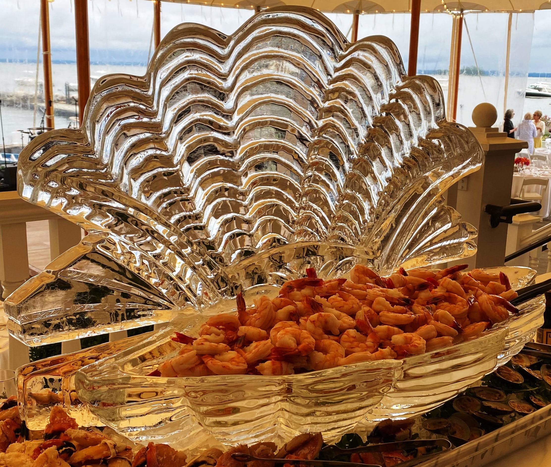 Fan-shaped decorative ice sculpture