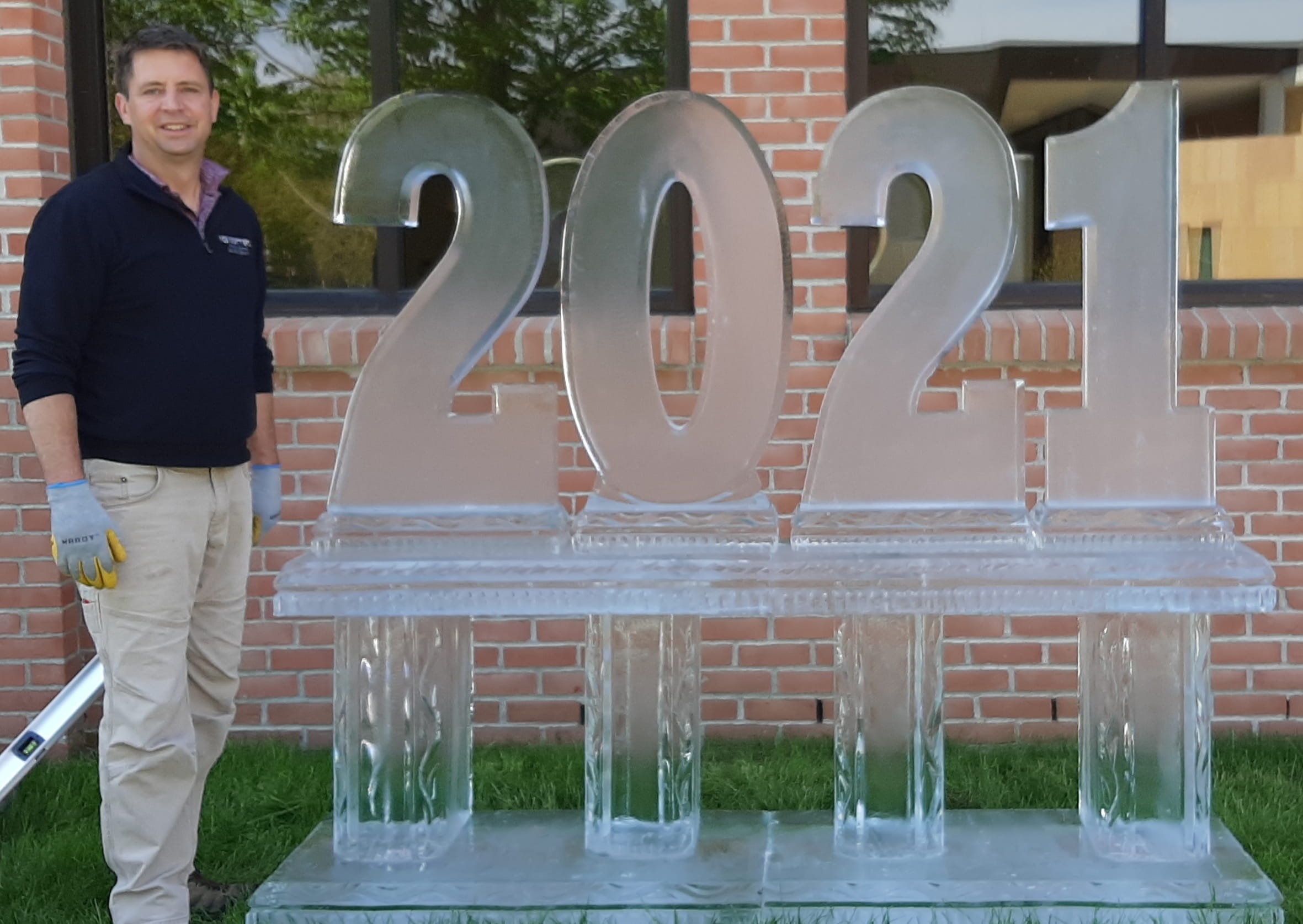 2021 graduation ice sculpture display