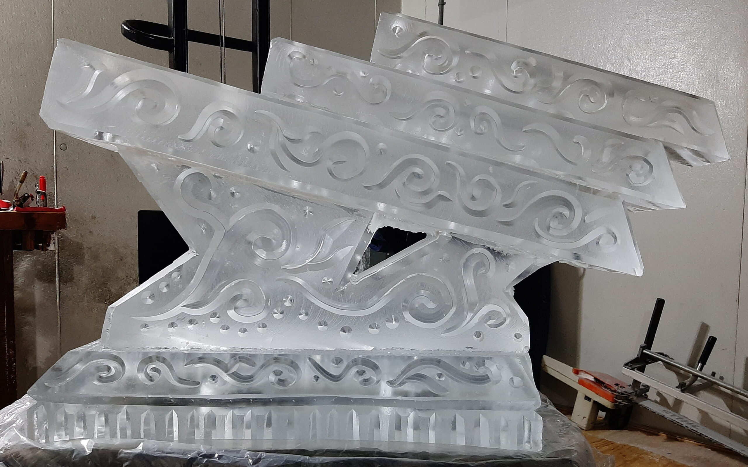 Decorative engraved ice luge